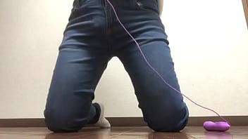 ジーパンの中におもちゃ入れて感じてみました早くおっきいの入れたいな。