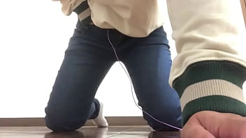 ジーパンの中におもちゃ入れて感じてみました早くおっきいの入れたいな。