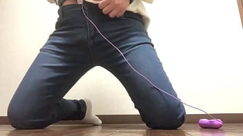 ジーパンの中におもちゃ入れて感じてみました早くおっきいの入れたいな。