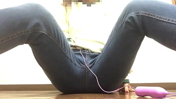 ジーパンの中におもちゃ入れて感じてみました早くおっきいの入れたいな。 ジーパンの中におもちゃ入れて感じてみました早くおっきいの入れたいな。