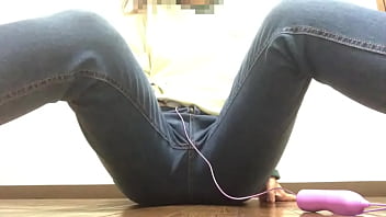 ジーパンの中におもちゃ入れて感じてみました早くおっきいの入れたいな。