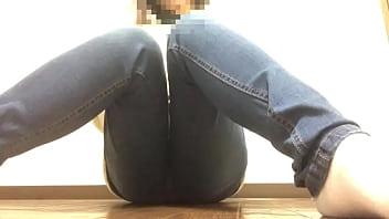 ジーパンの中におもちゃ入れて感じてみました早くおっきいの入れたいな。