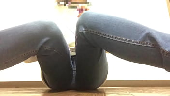 ジーパンの中におもちゃ入れて感じてみました早くおっきいの入れたいな。