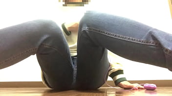 ジーパンの中におもちゃ入れて感じてみました早くおっきいの入れたいな。