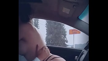 Cogiendo en el auto junto a la carretera