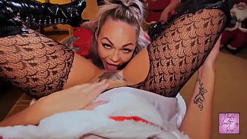 ⭐️santa cums to the girls orgy ⭐️santa leaves his gorgeous helpers a special gift and when he comes back they emp