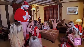 ⭐️santa cums to the girls orgy ⭐️santa leaves his gorgeous helpers a special gift and when he comes back they emp