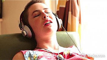 Amateur ezmerelda fingers her hairy pussy