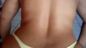 De tanga amarela rebola o bundão