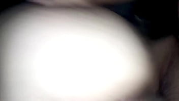 Milf está tendo sua buceta quente fodida intensamente