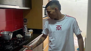 Metelo sin condon la zorra de mi hermanastra quiere sentir mi polla en su estrecho coño