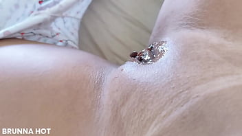 Acordo meladinha e só me contento tocando siririca até gozar e gemer bem alto