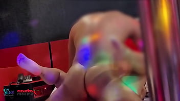 Comendo a casada de pé na cama com o cuckold olhando