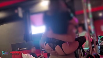 Comendo a casada de pé na cama com o cuckold olhando