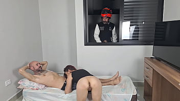 Motoboy espreitando casal que faz sexo de janela aberta