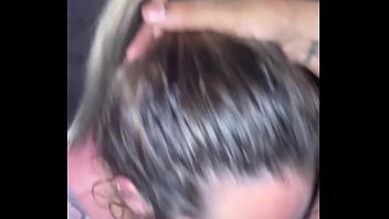 Le doy toda la pija en la boca hasta el fondo hasta sacarme toda la leche