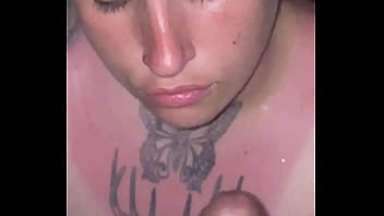 Le doy toda la pija en la boca hasta el fondo hasta sacarme toda la leche