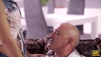 Linda sapeca geme de quatro