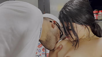 Mi jefe de verga pequeña me pagó para que me dejara follar en la cocina mia montielth parte 1