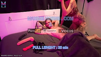 Elle a 23 ans un corps de rêve tatouée sexy comme jamais commence par me goder avant de me fister et de