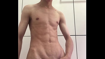 Novinho de pau duro se exibindo no banheiro gostoso