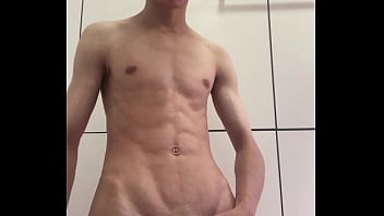 Novinho de pau duro se exibindo no banheiro gostoso