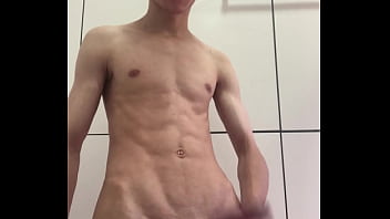 Novinho de pau duro se exibindo no banheiro gostoso