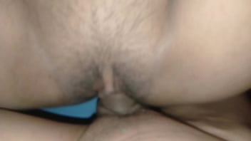 น้ำพุ่งเข้ารูหีเยอะมากทำเอาหีของเธอแฉะ