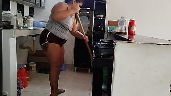 Latina Gordita Con Culo Grande Le Gusta Que La Mire El Viejo De Su Padrastro Mientras Limpia La Casa thumbnail