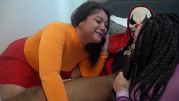 Mystery velma and daphne uncover the ultimate clue