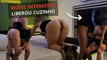 Motel interativo macho comeu e gozou no cuzinho que escorreu pra bucetinha a camisinha saiu e fui comida no pelo corno ficou só olhando pelo vidro