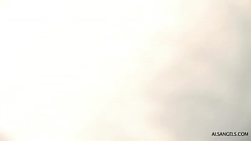 Мастурбирует в ванной и радуется жизни прекрасная блондинка Сандра Саммерс