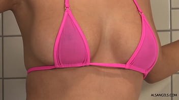 Мастурбирует в ванной и радуется жизни прекрасная блондинка Сандра Саммерс