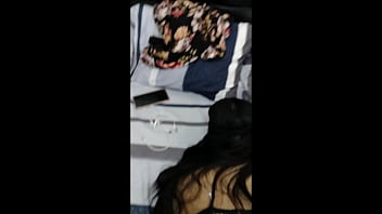 Asi se modelan un par de tacones altos con un vestido corto que deja ver todas sus dulces bragas universitarias