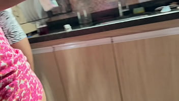 Casada flagrada dando pros amigos do marido