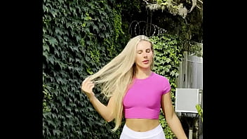 Loira cavalona chamada jacqueline saindo para mostrar sua calça branca sem calcinha