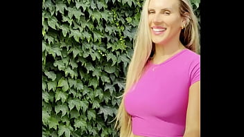 Loira cavalona chamada jacqueline saindo para mostrar sua calça branca sem calcinha