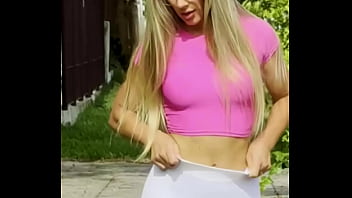 Loira cavalona chamada jacqueline saindo para mostrar sua calça branca sem calcinha