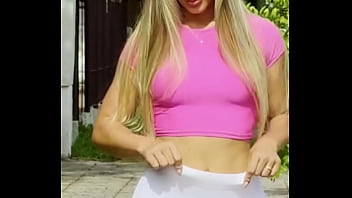 Loira cavalona chamada jacqueline saindo para mostrar sua calça branca sem calcinha