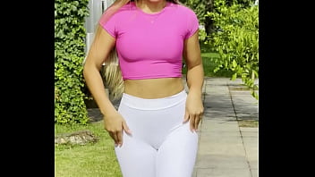 Loira cavalona chamada jacqueline saindo para mostrar sua calça branca sem calcinha