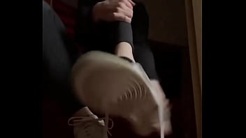 Have a nice thursday lie down and enjoy my sweaty feet #blacksocks #feet #nikeairforce #fetisch