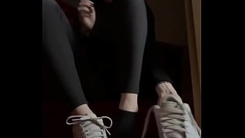 Have a nice thursday lie down and enjoy my sweaty feet #blacksocks #feet #nikeairforce #fetisch