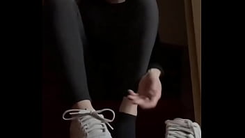 Have a nice thursday lie down and enjoy my sweaty feet #blacksocks #feet #nikeairforce #fetisch