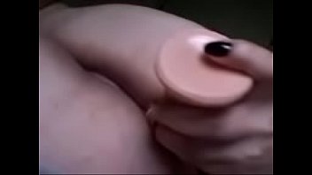 Novinha com o consolo na bucetinha e cuzinho