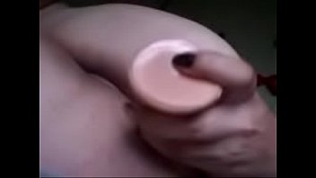 Novinha com o consolo na bucetinha e cuzinho