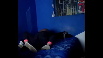 Aprovecho y me arrastro hasta la habitación de mi cuñado para follar