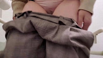 イヤらしくオナニーする人妻