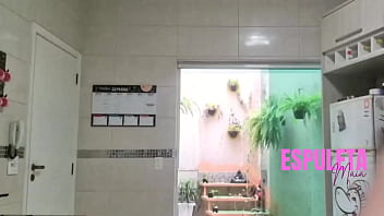 Morena gostosa cozinhando de uma forma diferente nua para os vizinhos