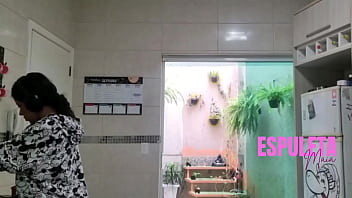 Morena gostosa cozinhando de uma forma diferente nua para os vizinhos