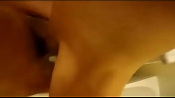 Elle se fait prendre dans la salle de bain